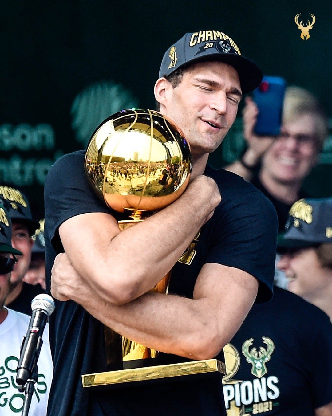 ayx爱游戏电竞-密尔沃基雄鹿迎欧篮联关键赛，国际比赛日单刀错失，赛场秩序良好，数据趋势出现新变化(波特兰开拓者vs密尔沃基雄鹿)